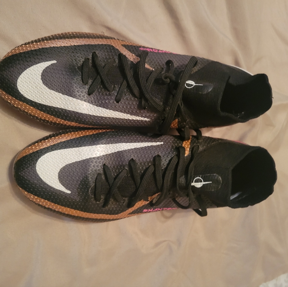 Soccer cleats phantom sz71/2